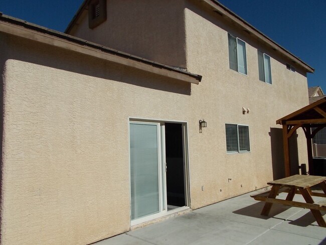 Building Photo - Modern 3-Bedroom Home in Prime Location wi...