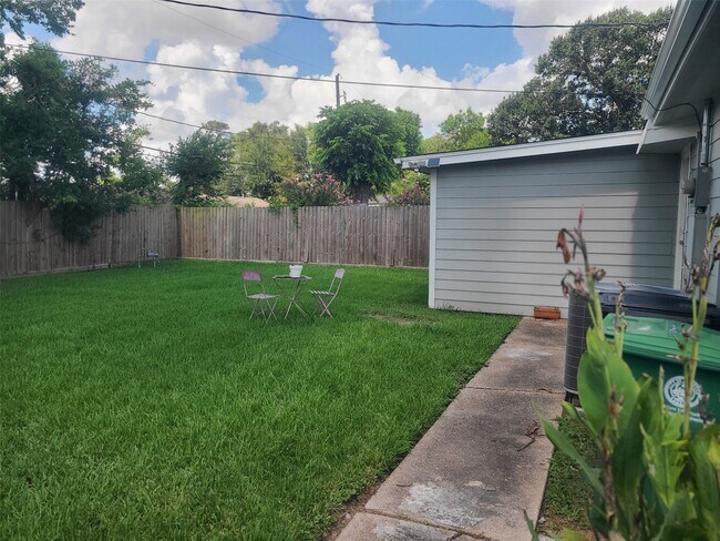 Building Photo - 3834 Rosedale St