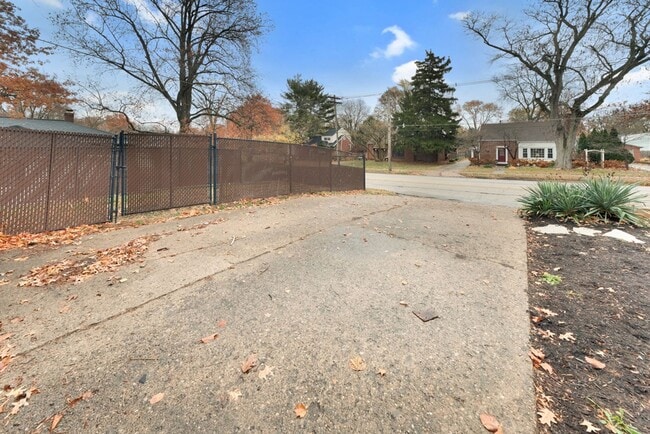 Building Photo - Charming 2-Bedroom Home with Bonus Space & Fenced Yard – Just Off Prospect Ave!