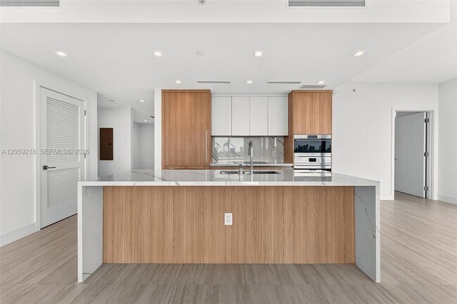 Building Photo - 2411 Laguna Cir