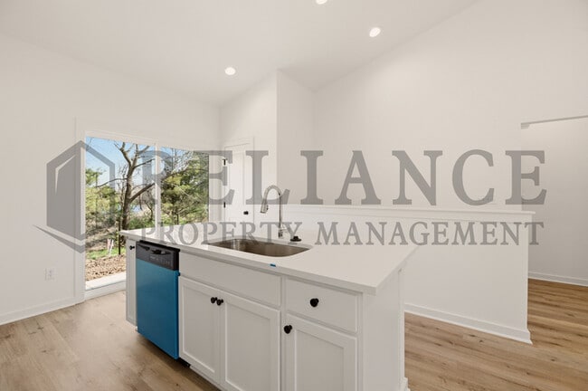 Building Photo - 5238 N Pinecrest Ct