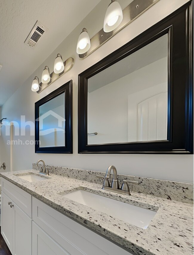 Building Photo - 60 Rhett Ln