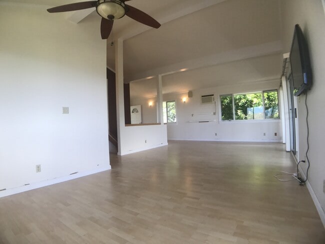 Building Photo - Kaimuki Wilhemina Rise gated home! Spectac...