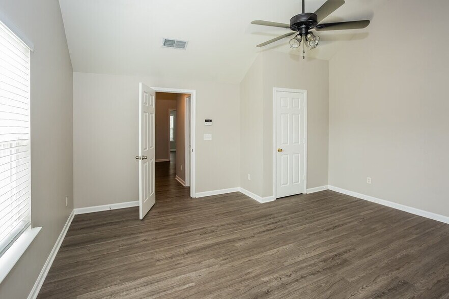 Building Photo - 1470 Kindred Cir NW