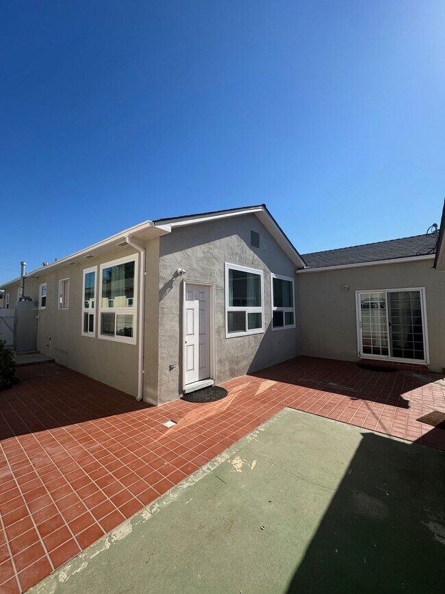 Building Photo - Large 4 bedroom 2 Bathroom for rent