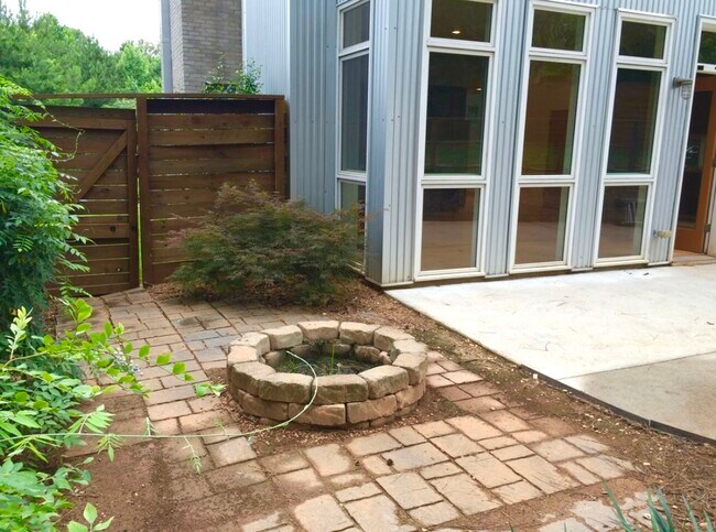 Building Photo - 2466 Lake Dr SE