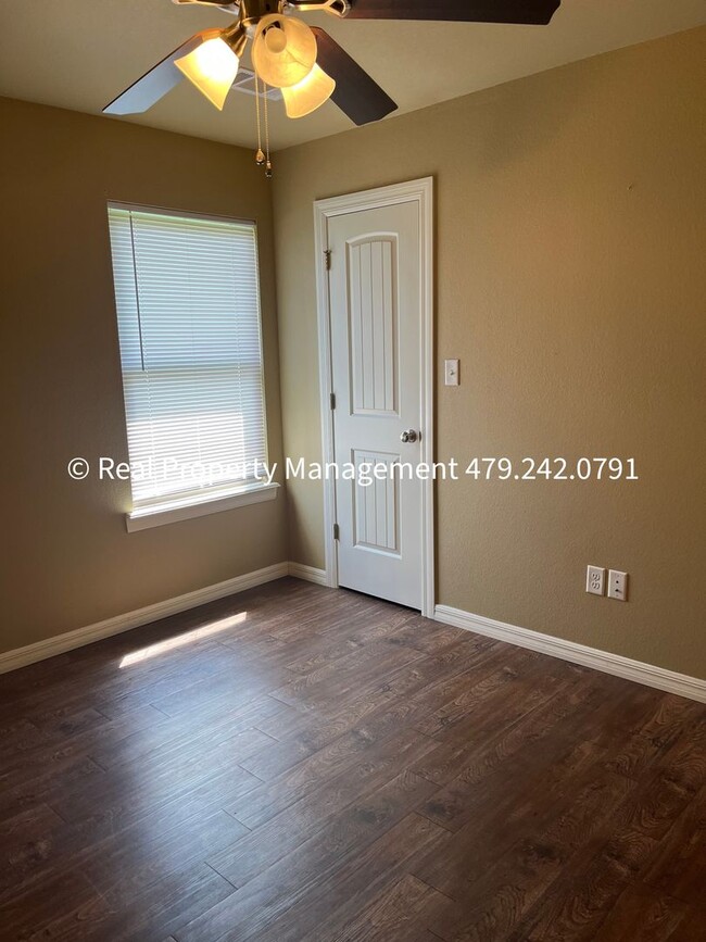 Building Photo - Very Nice 3B/2B Duplex Available NOW!