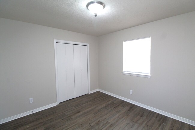 Building Photo - Pet-Friendly 2-Bedroom Duplex with Washer/...