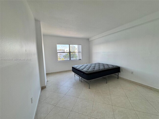 Building Photo - 400 Kings Point Dr