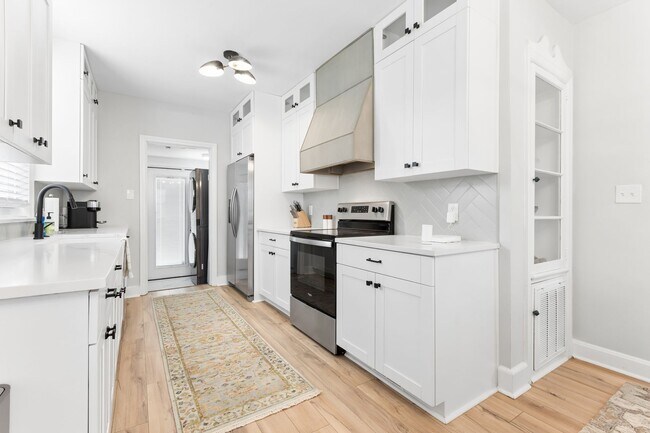 Building Photo - Fully Furnished Mid-Term Rental with Utilities Included!!