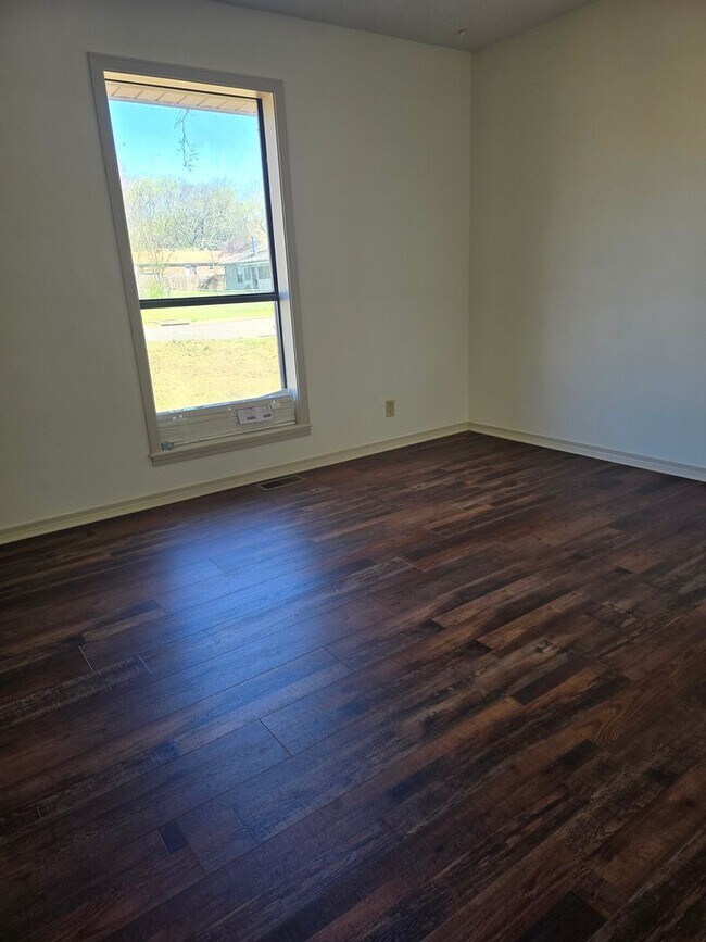 Building Photo - Newly Renovated 3/2/2 with Cul-de-Sac Location