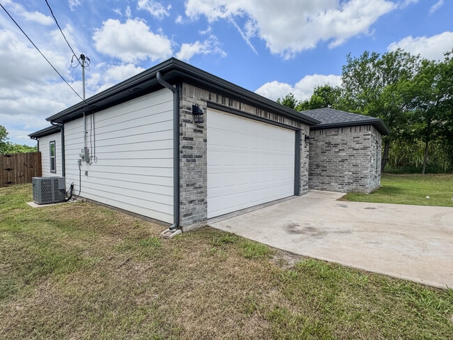 Building Photo - 3105 Spencer St