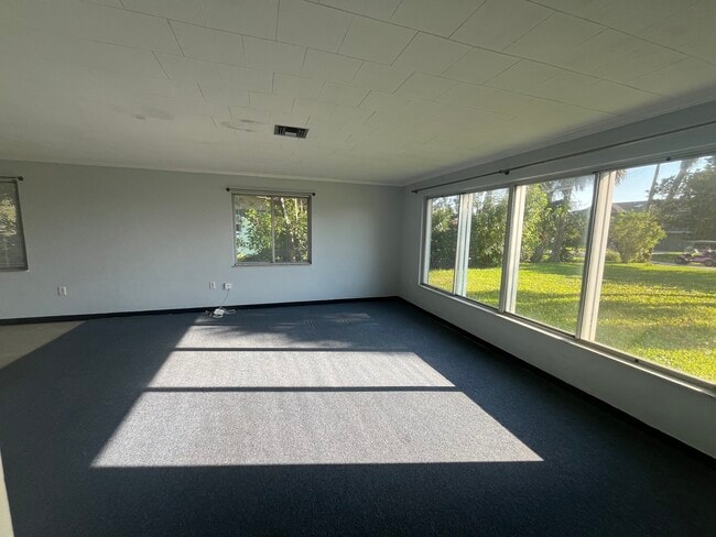 Building Photo - 1110 S Riverside Dr