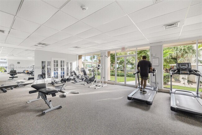 Building Photo - 300 Bayview Dr