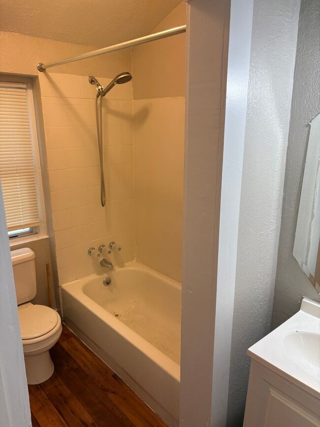 Building Photo - 2 Bedroom 2 Bath Available Now