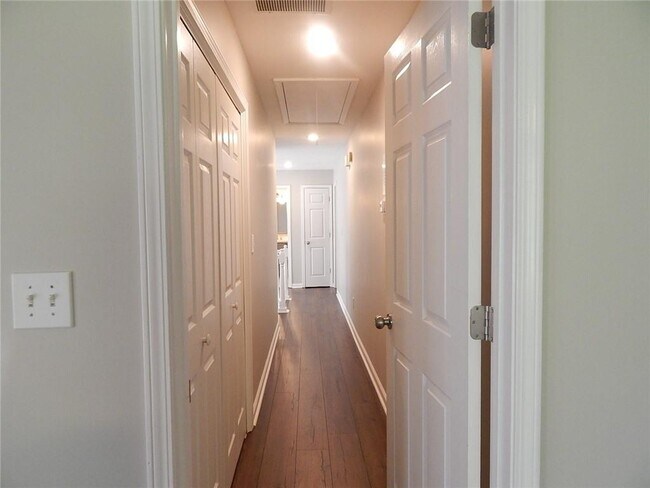 Building Photo - 115 Brentwood Ln