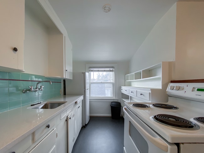 Building Photo - Lovely 1Bd + 1Ba in NE Portland!! Biker’s Paradise Near Mississippi Ave!!