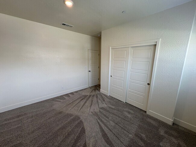 Building Photo - 113 E Tyler Ave