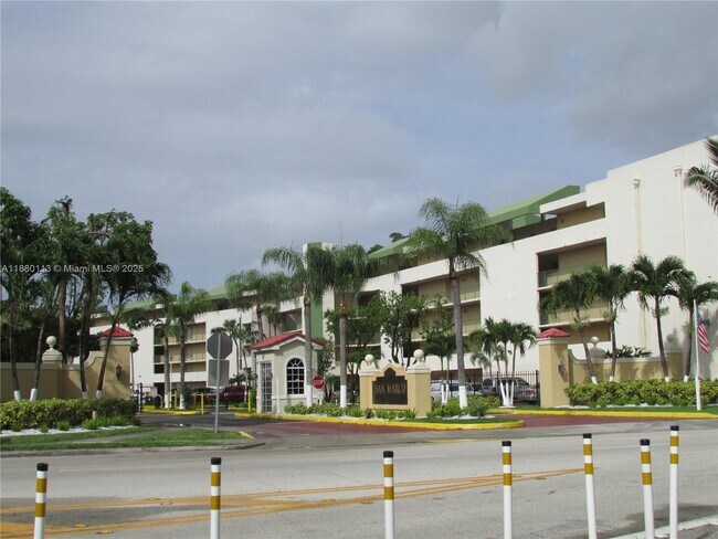 Building Photo - 8820 Fontainebleau Blvd