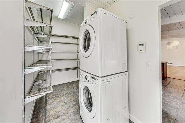 Building Photo - 3121 Lynnray Dr