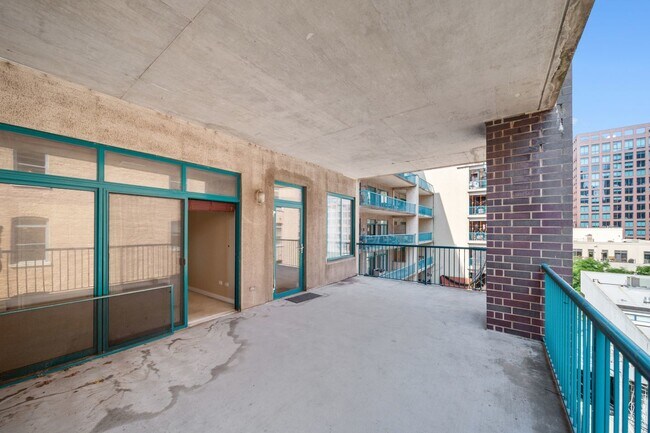 Building Photo - 910 W Madison St