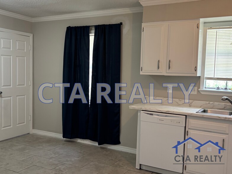 Building Photo - 604 Cypress Dr