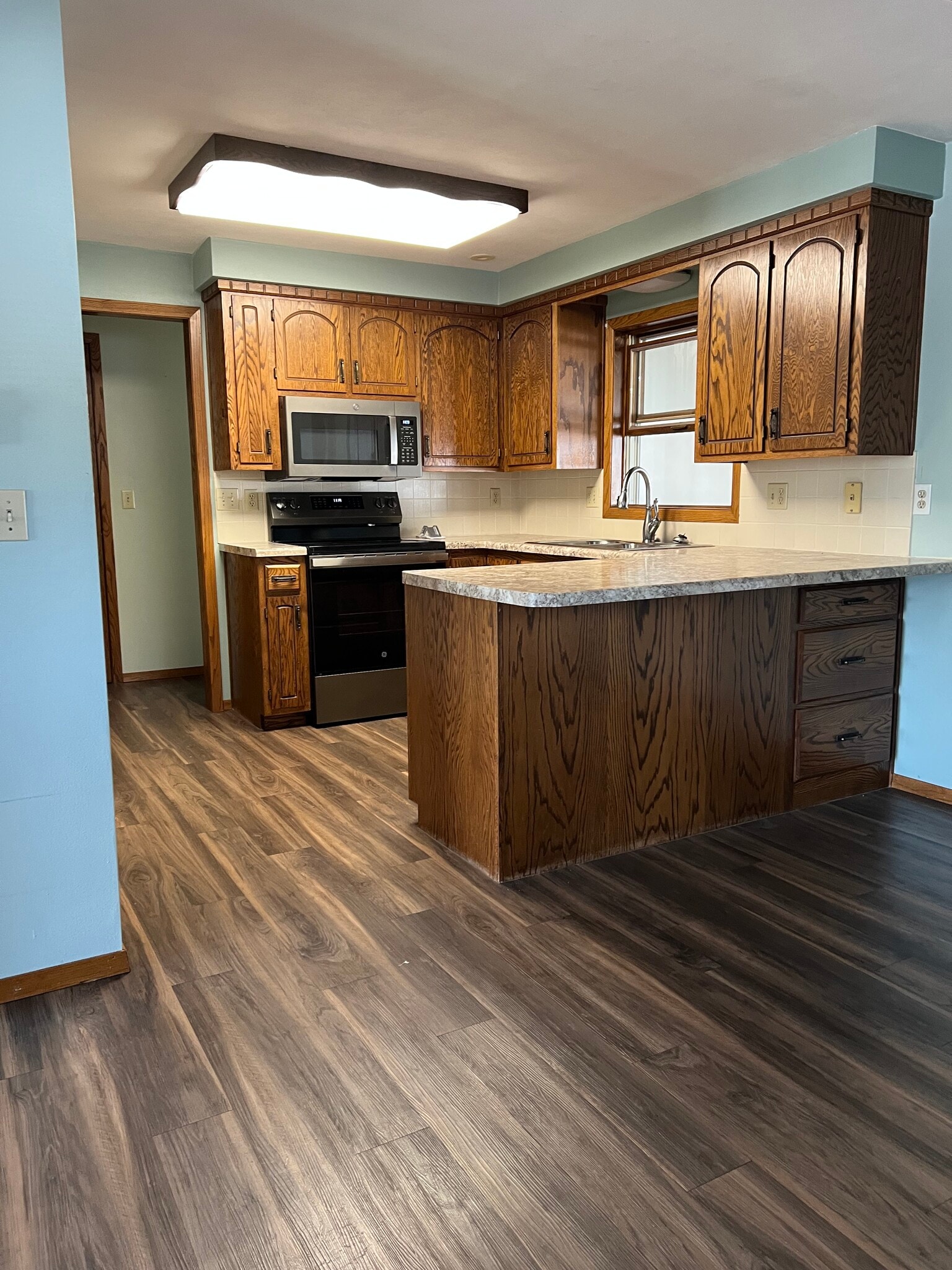 Stove & Microwave - 814 W Main St