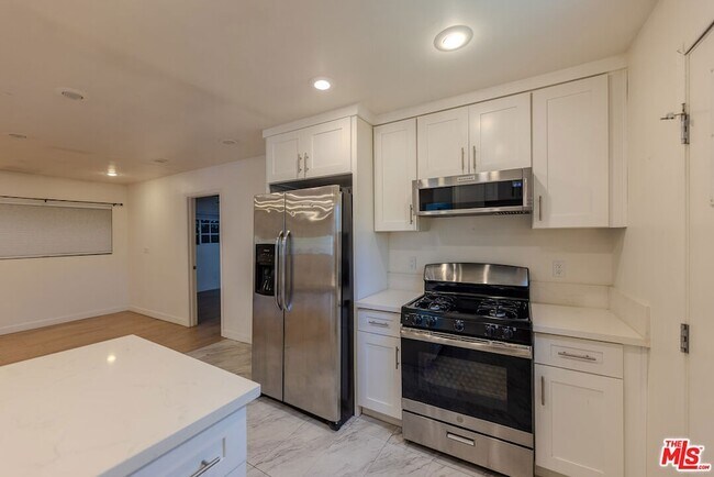 Building Photo - 837 Sunset Ave