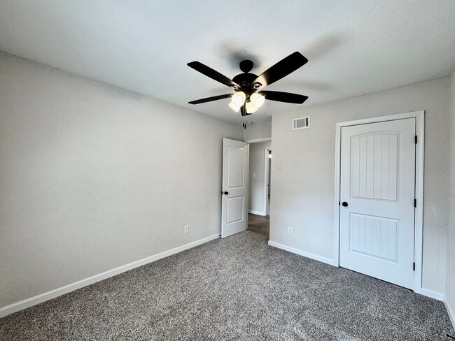 Building Photo - Fully-Renovated Ranch Home Available 03-19-26! Fenced Backyard - Pet Friendly - Washer & Dryer In...