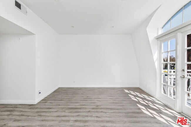 Building Photo - 9800 Vidor Dr