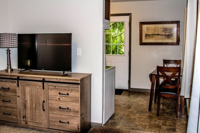 Building Photo - 422 1/2 W New York Ave