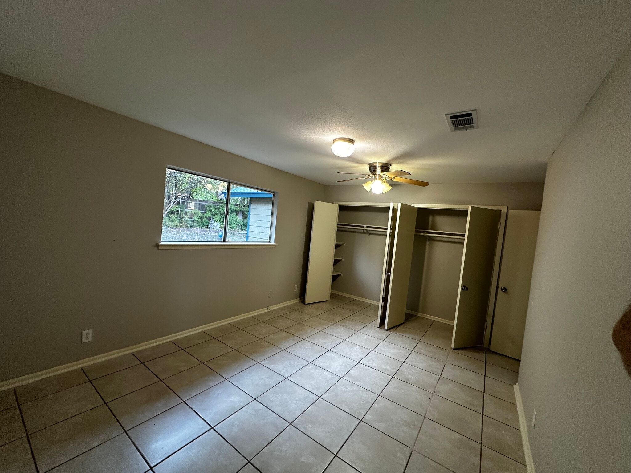 Building Photo - 2404 Parker Ln