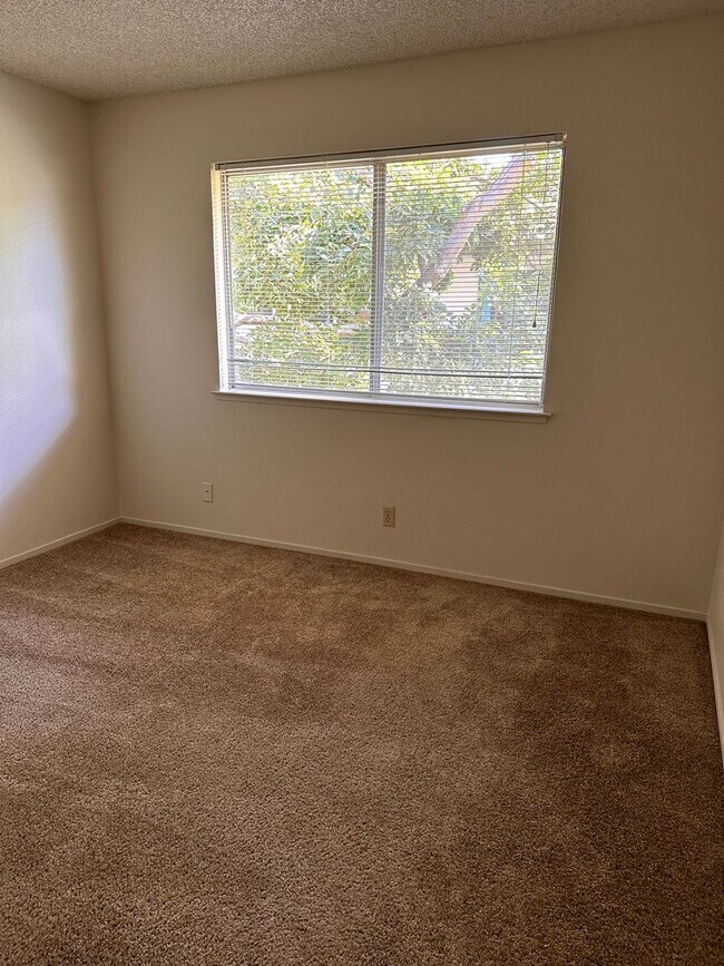 Building Photo - Charming 2-Bedroom Townhome in North Davis...