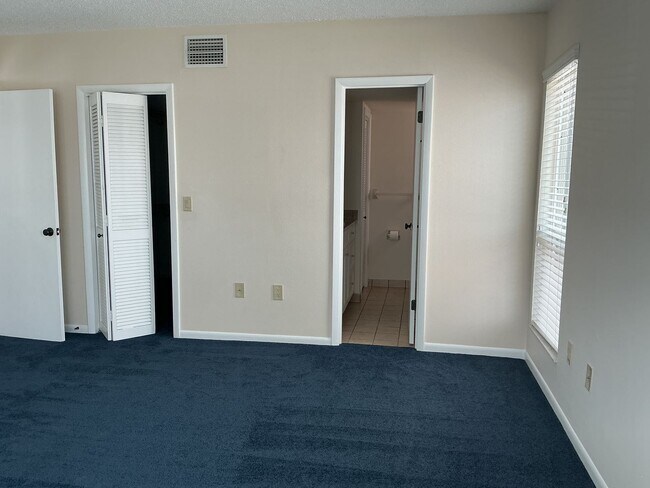 Building Photo - Lakeview Condo Available | Directly Across from Lake Hollingsworth