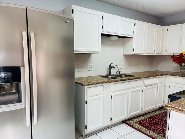 Building Photo - 6823 Songbrook Dr