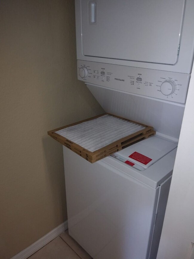 Building Photo - 2612Robe733