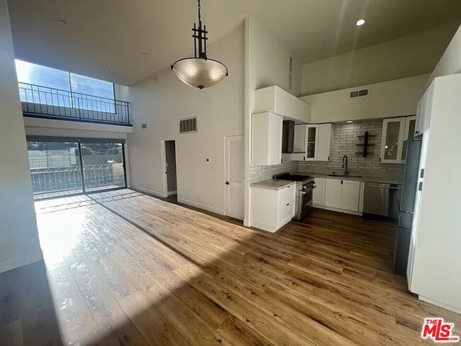 Building Photo - 390 S Sepulveda Blvd