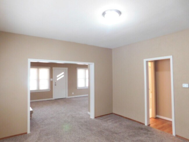 Building Photo - 4 Bedroom Home in El Dorado minutes from Down Town!