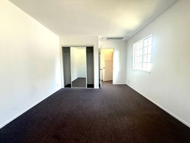 Building Photo - N Claremont