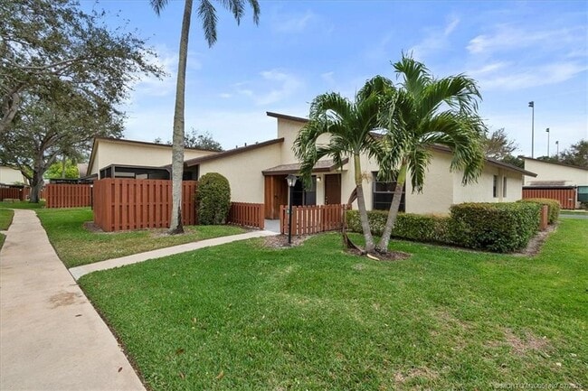 Building Photo - 8085 SE Villa Cir