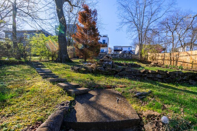 Building Photo - **NOW AVAILABLE FOR SHOWINGS**  Beautiful Home for Lease in Sylvan Heights!