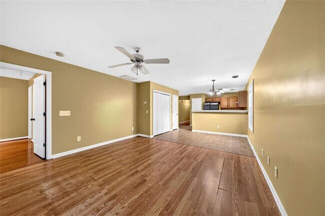 Building Photo - 744 W Vincent Dr