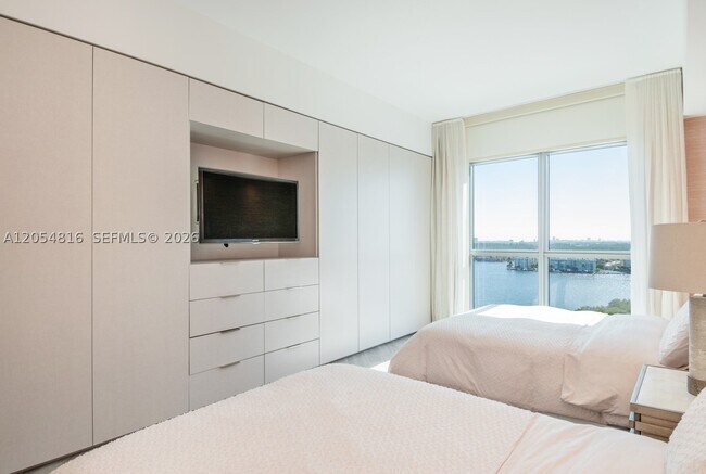 Building Photo - 17301 Biscayne Blvd