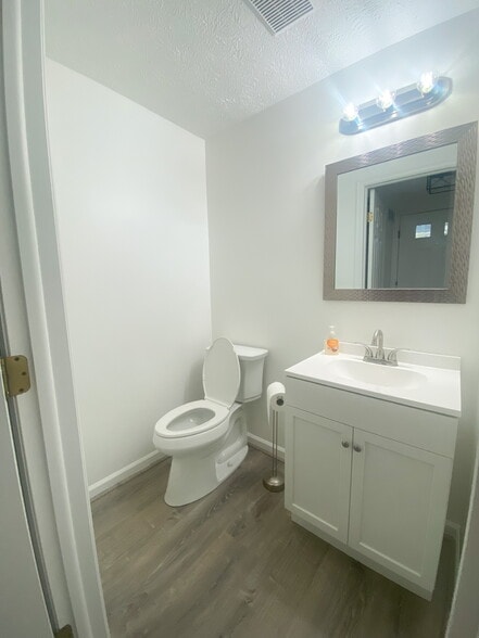 Half Bath - Main Floor - 5053 Hamilton Dr