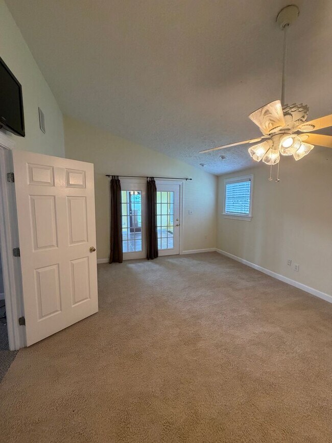 Building Photo - Fabulous 3 bedroom 2 bath in waterfront community!