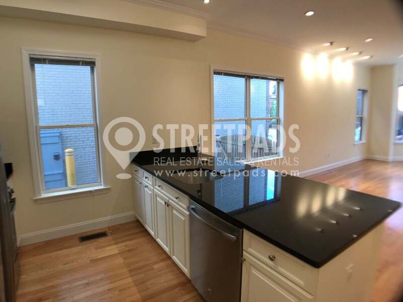 Building Photo - 15 Langdon St