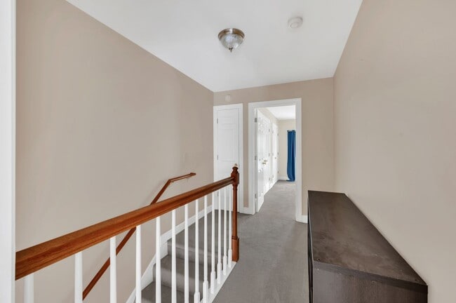 Building Photo - Awesome 2BE/2.5BA condo in Green Hills!