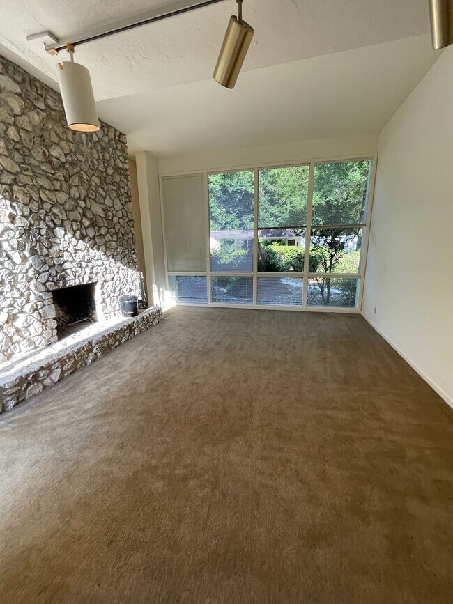 Building Photo - Mid-Century Modern Oasis on 5+ Acres – Pri...