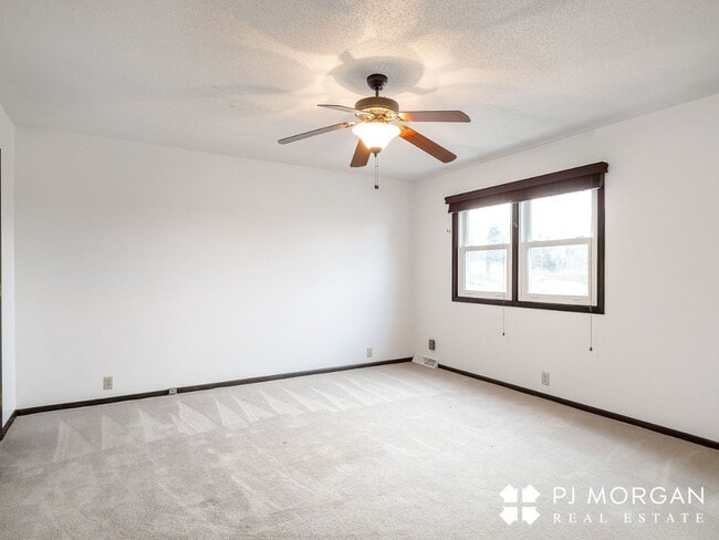 Building Photo - 3 Bed 3 Bath Duplex - Available now