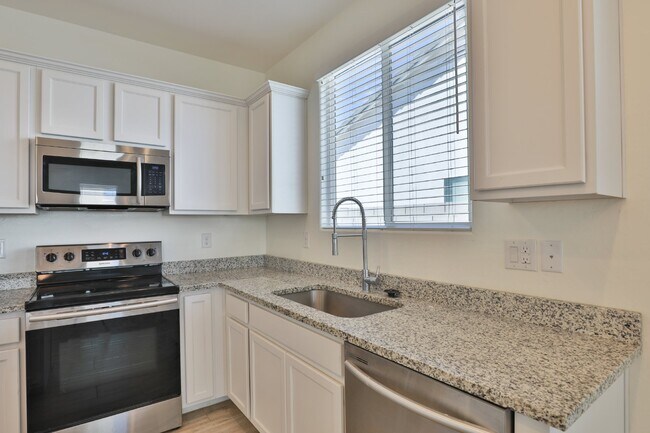 Building Photo - 548 E Vail Ln